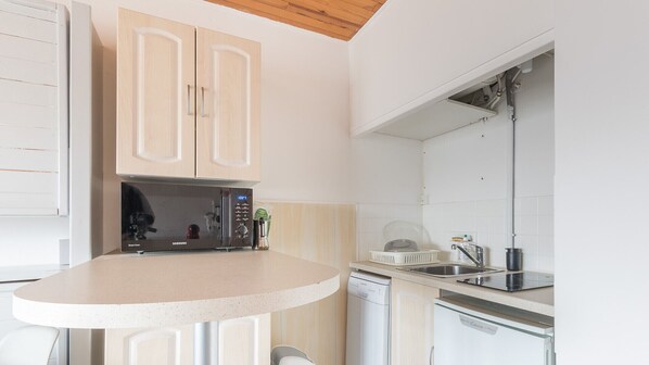 Fridge, microwave, dishwasher, coffee/tea maker