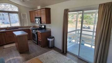 Frigorífic, microones, cafetera i tetera i torradora