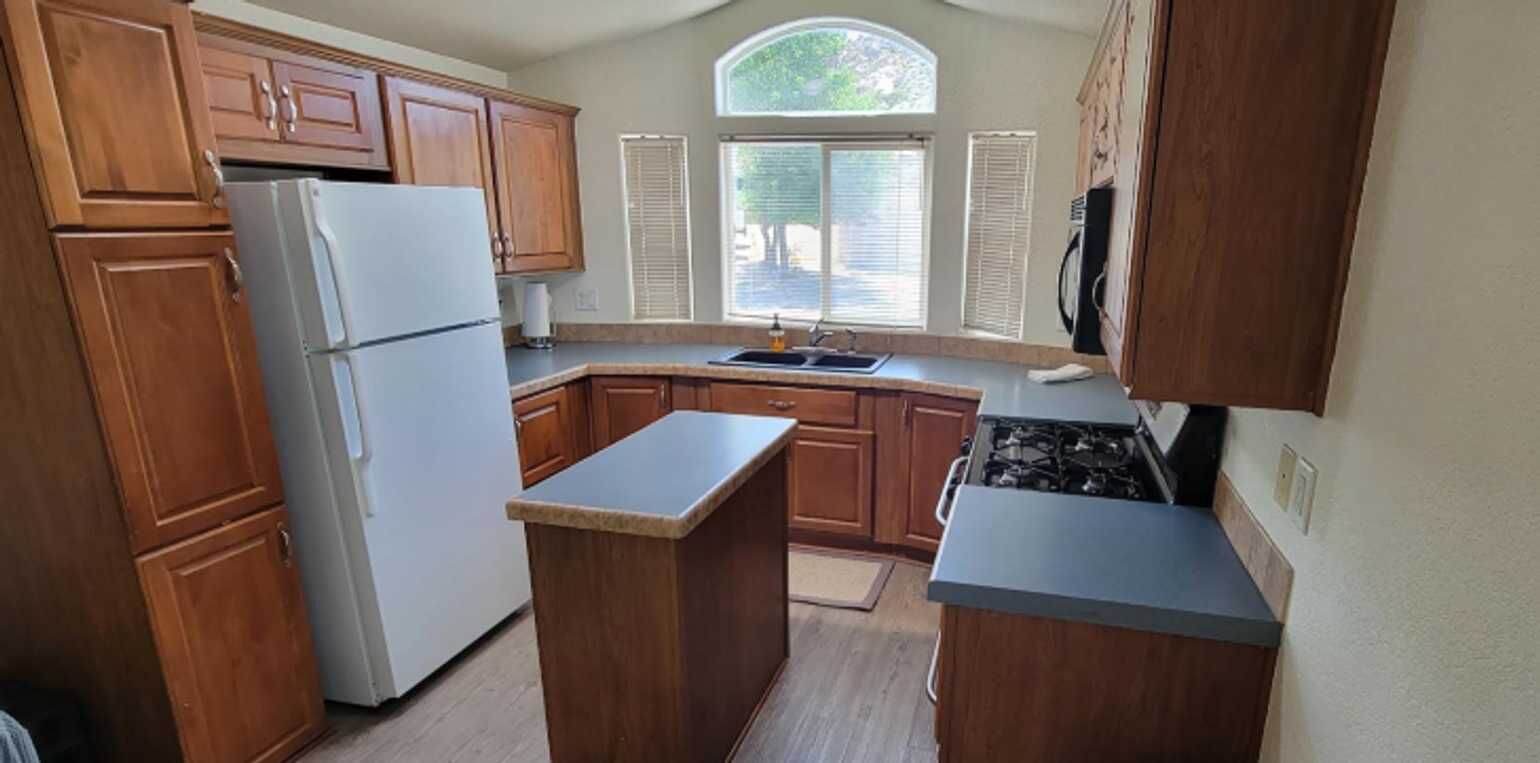 Kühlschrank, Mikrowelle, Wasserkocher mit Kaffee-/Teezubehör, Toaster