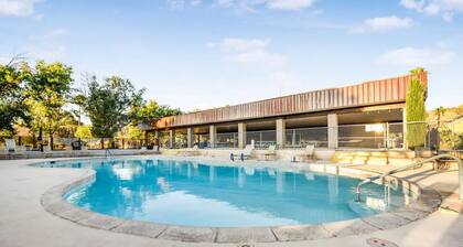 Motel Room 9: Adventurous Getaway Resort with Expansive Desert Trails & Views