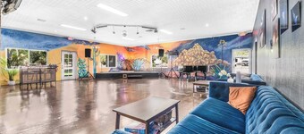 Motel Room 9: Adventurous Getaway Resort with Expansive Desert Trails & Views