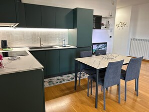 Kühlschrank, Ofen, Herdplatte, Geschirrspüler