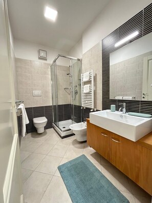 Hårtork, handdukar, tvål och toalettpapper