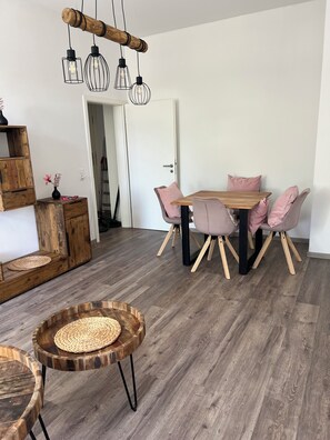 Dining - Liebevoll Eingerichtete Ferienwohnung im Süden von Leipzig (Leipzig)