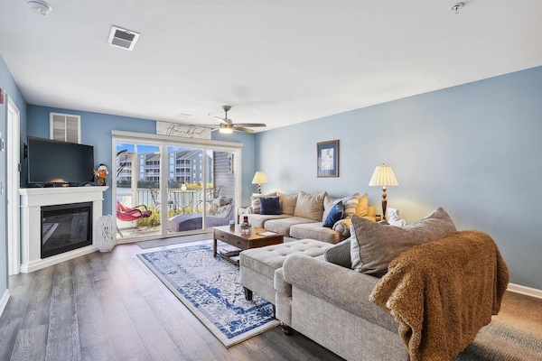 Spacious living room, full cable TV and streaming, with gorgeous views.