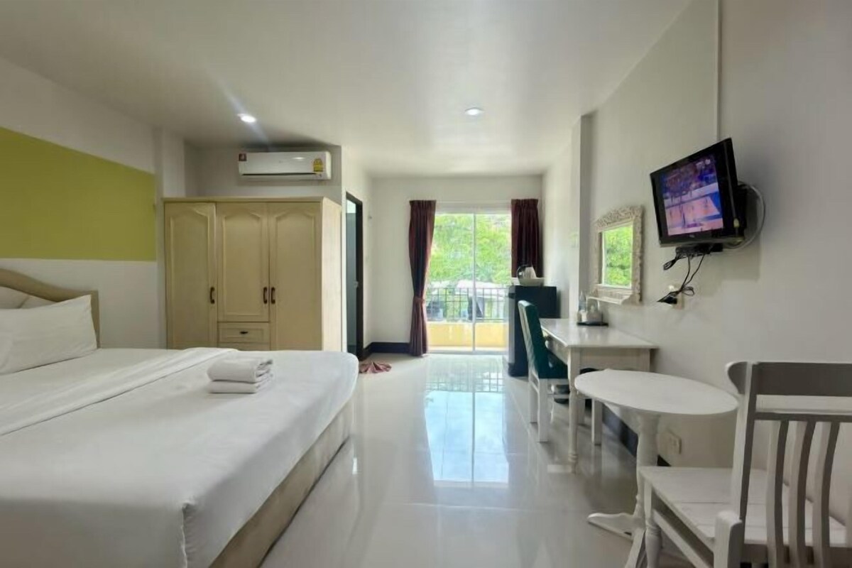 Minibar, desk, laptop workspace, WiFi (free)