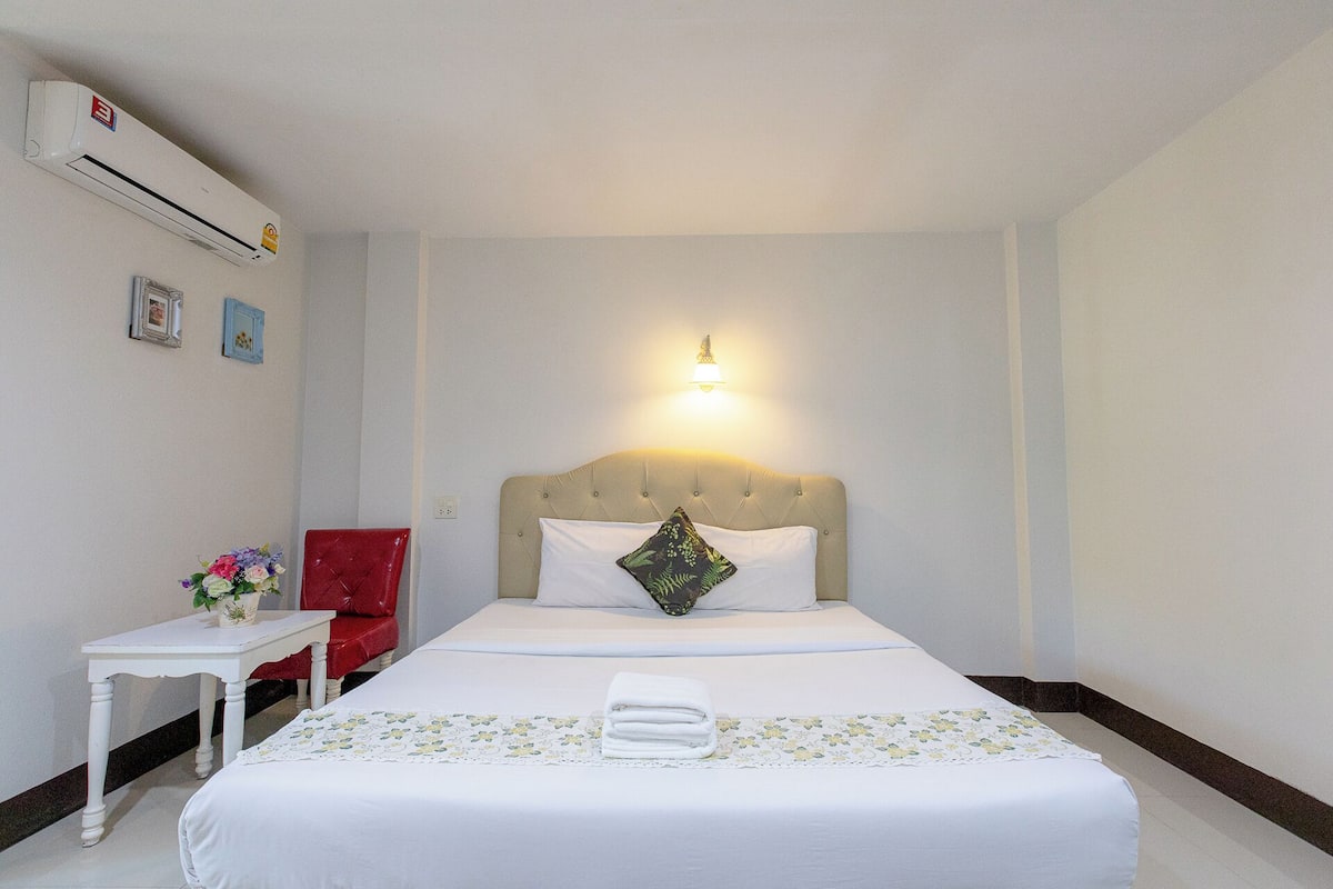 Room, 1 King Bed | Desk, laptop workspace, free WiFi