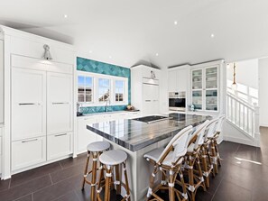 Jääkaappi, uuni, liesi, astianpesukone