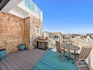Outdoor dining - Stunning Ocean-Side 4 Bedroom Property with a Hot Tub and Endless Views (Peahala Park)