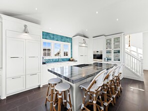 Fridge, microwave, oven, stovetop - Stunning Ocean-Side 4 Bedroom Property with a Hot Tub and Endless Views (Peahala Park)