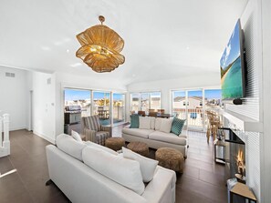 Smart TV - Stunning Ocean-Side 4 Bedroom Property with a Hot Tub and Endless Views (Peahala Park)