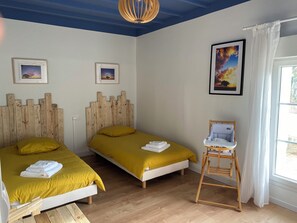 3 sovrum, skrivbord, strykjärn/strykbräda och resesäng