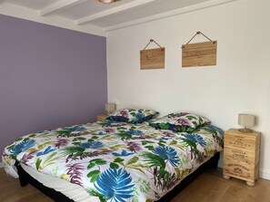 3 bedrooms, desk, iron/ironing board, travel cot - Le Clos Jasmin - Quartier Historique de Montlouis sur Loire (Montlouis-sur-Loire)
