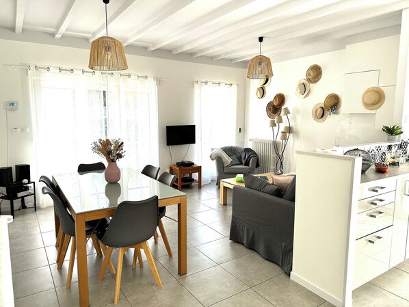 Tv, dvd-spelare, böcker och en stereo