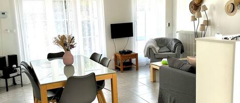 Fernseher, DVD-Player, Bücher, Stereoanlage