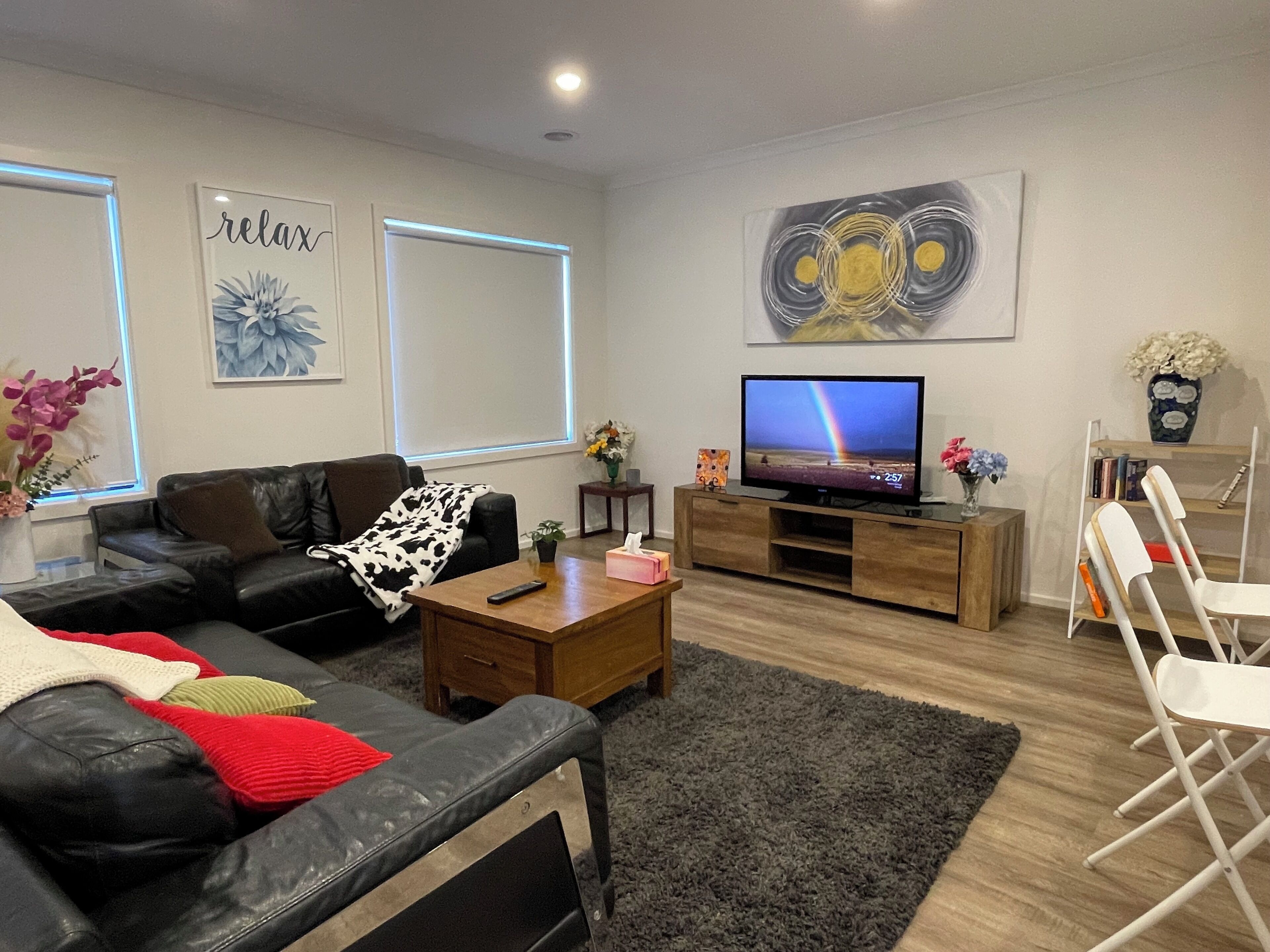 Smart TV, books, stereo