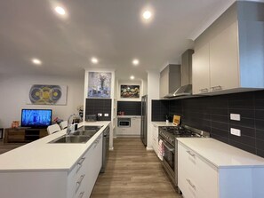 Réfrigérateur, four à micro-ondes, un four, surface de cuisson