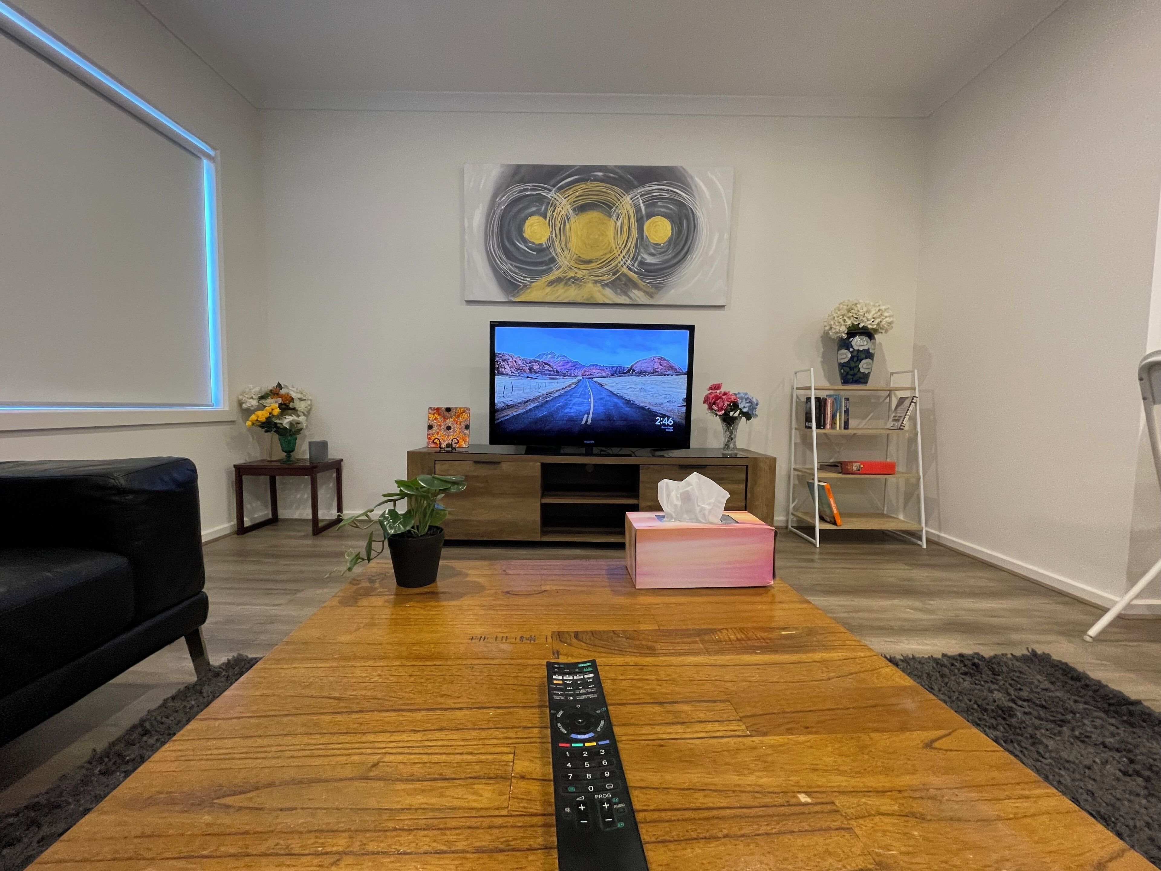 Smart-TV, bøker og stereoanlegg