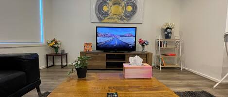 Smart-TV, bøker og stereoanlegg