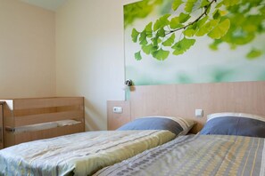 2 quartos, ferros/tábuas de passar roupa, berço de viagem