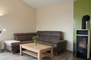 Smart TV, DVD player, livros, aparelho de som