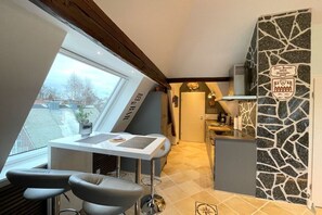 Réfrigérateur, un four, surface de cuisson, lave-vaisselle