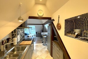 Fridge, oven, stovetop, dishwasher