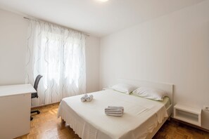 3 bedrooms, iron/ironing board, WiFi, bed sheets