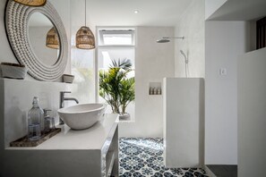 Villa, 6 habitaciones, alberca privada | Baño | Regadera tipo lluvia, secadora de cabello, toallas, jabón 