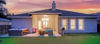 Graford by AvantStay | Hot Tub, Firepit, Mini Putt