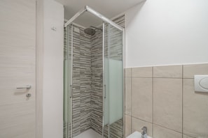Shower, towels - 0807BS - Garda Lido Red (Padenghe sul Garda)