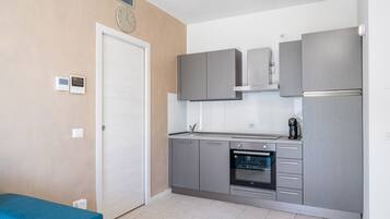 JÀÀkaappi, uuni, liesi, astianpesukone