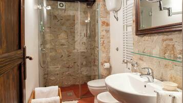 Douche, sĂšche-cheveux, bidet, serviettes fournies