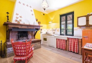 Kylskåp, mikrovågsugn, spishäll och diskmaskin