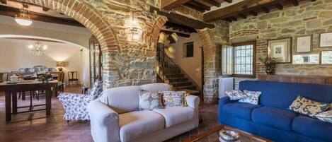 Een smart-tv en een open haard