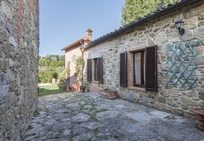 Property grounds - Villa Rosina Comfortable holiday residence (Lucignano)