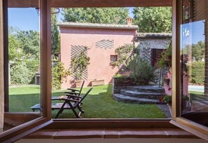 Property grounds - Villa Rosina Comfortable holiday residence (Lucignano)