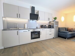 Refrigerador, microondas, horno y parrilla de estufa 