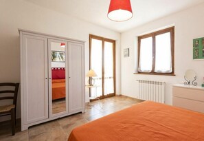 5 habitaciones, tabla de planchar con plancha y internet 