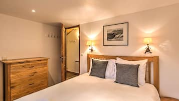 3 slaapkamers, een strijkplank/strijkijzer, wifi, beddengoed