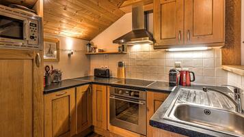 Een koelkast, een microgolfoven, een oven, een kookplaat