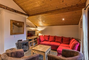 TV, fireplace, DVD player - Apartment La Tramousse - Alpes Agency - Chamonix Centre - Sleeps 6 (Chamonix-Mont-Blanc)