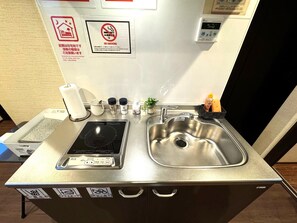 Kühlschrank, Mikrowelle, Herdplatte, Wasserkocher