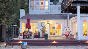 Une maison dotée d’un patio, d’un espace salon extérieur et d’une piscine.