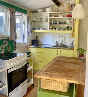 Fridge, oven, stovetop, electric kettle - Peace and quiet in idyllic original cottage (Gørlev)