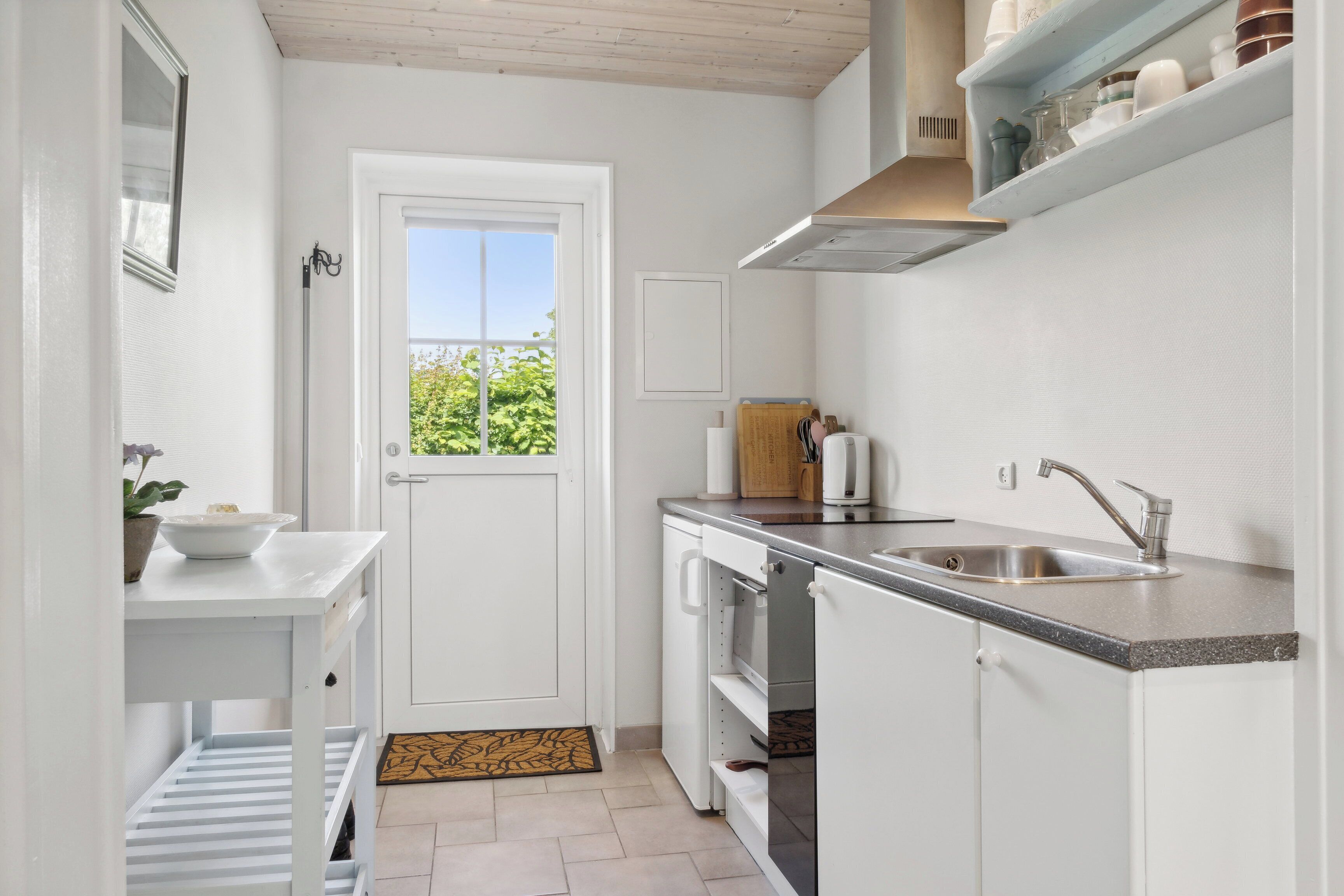 Réfrigérateur, micro-ondes, plaque de cuisson, cafetière/bouilloire