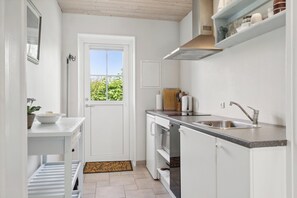 Frigorífico, microondas, placa de cocina y cafetera o tetera