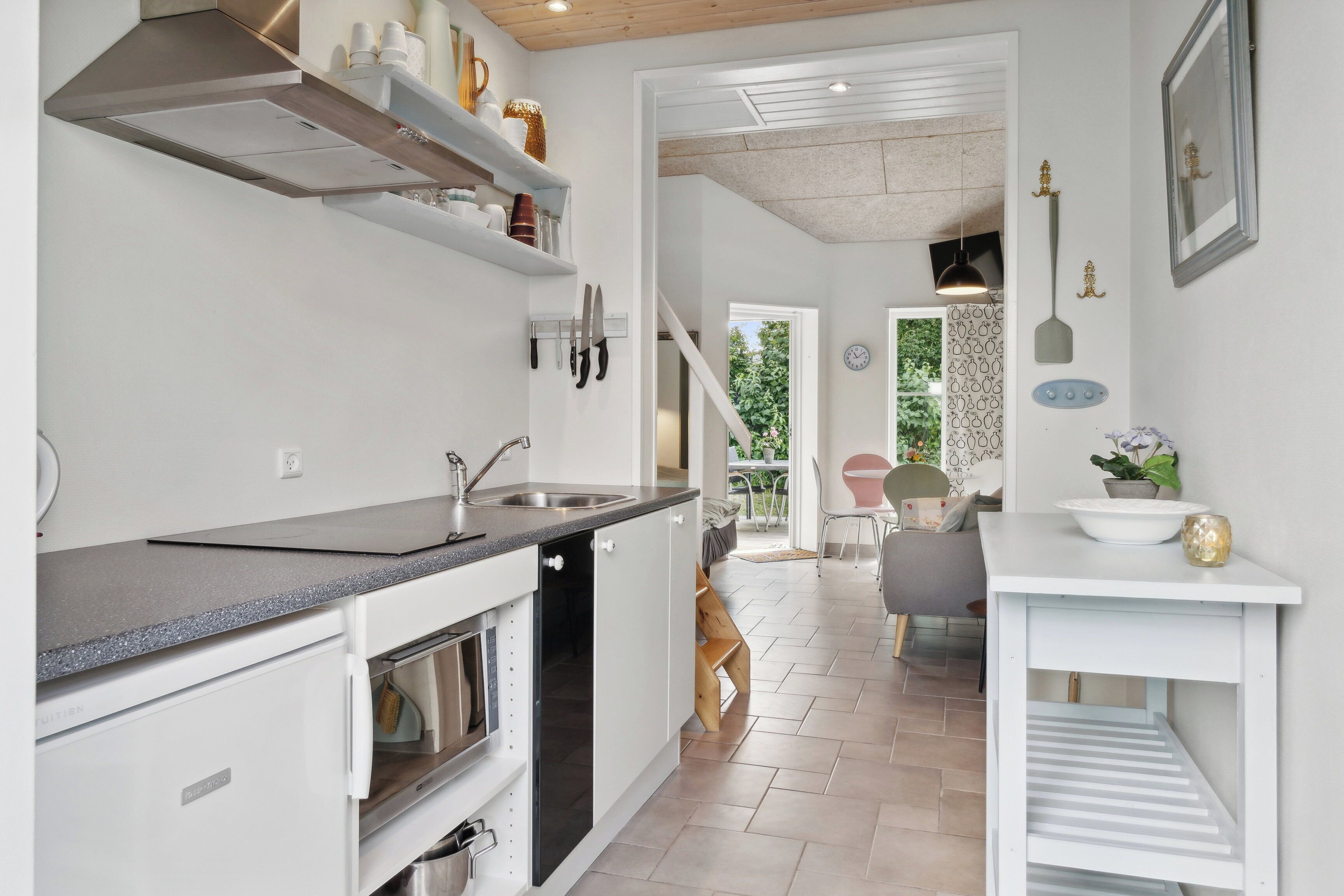 Réfrigérateur, micro-ondes, plaque de cuisson, cafetière/bouilloire