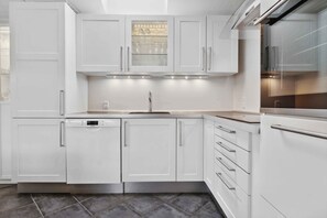 Fridge, oven, stovetop, dishwasher