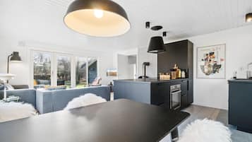 Een koelkast, een oven, een kookplaat, een vaatwasser